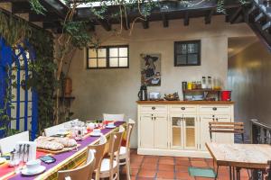 A kitchen or kitchenette at La Rose B&B