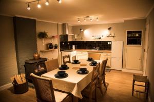 een keuken met een tafel met stoelen en een fornuis bij 'T Dagwant in Geraardsbergen