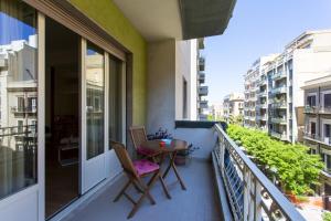 - un balcon avec deux chaises et une table dans l'établissement Residenza Wagner, à Palerme