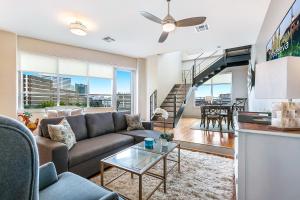 ニューオーリンズにある2 Bedroom Elegant condos in Downtown New Orleansのソファとテーブルのあるリビングルーム