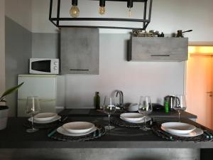 stół jadalny z talerzami i kieliszkami do wina w obiekcie Levant, cosy and modern apartment in Novalja center w Novalji +14 zdjęć