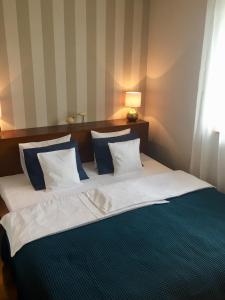 ザコパネにあるApartament Granatのベッドルーム1室(大型ベッド1台、青と白の枕付)