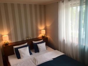 Łóżko lub łóżka w pokoju w obiekcie Apartament Granat