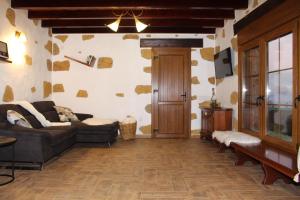un salon avec un canapé et une télévision dans l'établissement Villa Cantos Colorados, à Ingenio