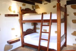 quelques lits superposés dans une chambre dans l'établissement Villa Cantos Colorados, à Ingenio