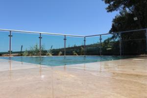 una piscina vacía con valla y agua en Villa Cantos Colorados en Ingenio