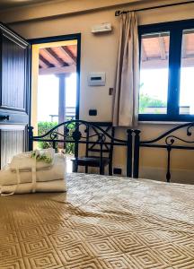 um quarto com uma cama com uma toalha no chão em Corte della Jbsa em Villaggio Mosè