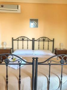 um quarto com duas camas e duas mesas de cabeceira em Corte della Jbsa em Villaggio Mosè