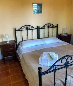 1 dormitorio con 1 cama grande y toallas. en Corte della Jbsa en Villaggio Mosè