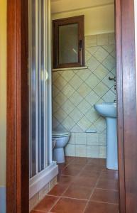 y baño con aseo y lavamanos. en Corte della Jbsa en Villaggio Mosè