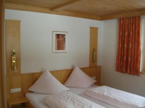 Un pat sau paturi într-o cameră la Haus Untergand
