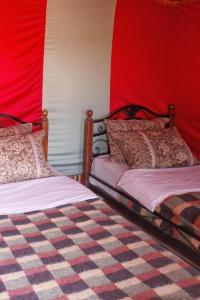 Giường trong phòng chung tại Camp Sahara Holidays