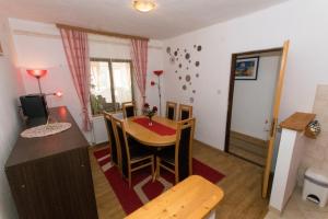 eine Küche und ein Esszimmer mit einem Tisch und Stühlen in der Unterkunft Vacation Home Petar in Makarska