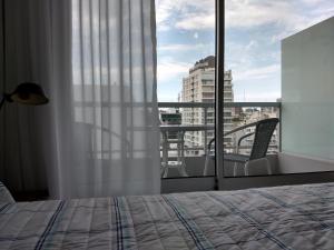 una camera con un letto e una grande finestra di Independencia 1302 9C by HB a Buenos Aires