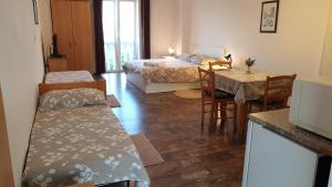 En eller flere senge i et værelse på Apartments Kolmanic, sea view, free privat parking