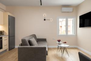 uma sala de estar com um sofá e uma mesa em Villa2be Family & Executive Suites em Corfu Town