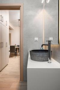 uma casa de banho com uma banheira preta num balcão em Villa2be Family & Executive Suites em Corfu Town