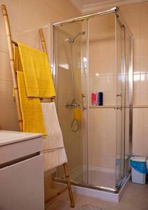 a bathroom with a shower with a glass door at A Casa dos Girassóis in Cuba