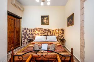 1 dormitorio con 1 cama y 1 mesa con 2 sillas en Spot Hotel en Rodas