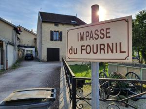 una señal que dice incrementar las tierras de cultivo de petróleo frente a una casa en L'Oustalou en Viéville