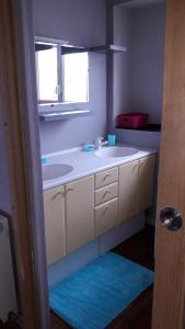 ein Bad mit einem Waschbecken und einem Fenster in der Unterkunft L'ecrin vannetais in Vannes