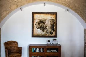einem Torbogen mit einem Bild eines Elefanten an der Wand in der Unterkunft La Malvasía in Arico Viejo