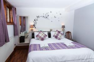 Un dormitorio con una cama blanca con estrellas en la pared en Breeze Guest House, en Bootle