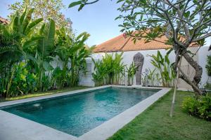 a swimming pool in the yard of a villa at Villa Tom & Lucie Bingin Beach in Uluwatu