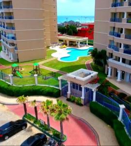 een uitzicht op een resort met een zwembad en een gebouw bij Apartamento Praia do futuro Bech Village in Fortaleza