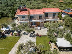 an aerial view of a house with a yard at Holiday Villa Thassos in Koinyra