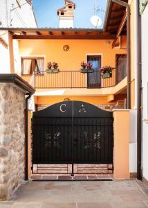 a black gate in front of a house at Casa Vacanze Agnese in San Felice del Benaco
