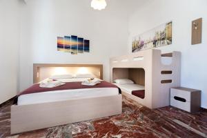 1 dormitorio con 1 cama grande en una habitación en Holiday Villa Thassos en Kinira
