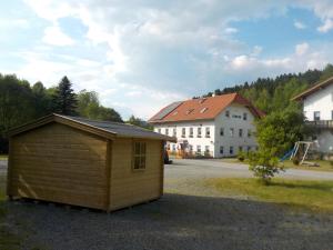 un pequeño edificio sentado al lado de una calle en Zehrermühle Campinghütte en Schönberg