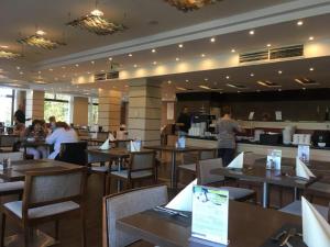 A restaurant or other place to eat at Apartman Golf Lux