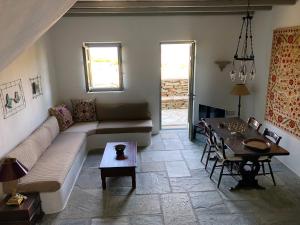 a living room with a couch and a table at Emelia in Otziás