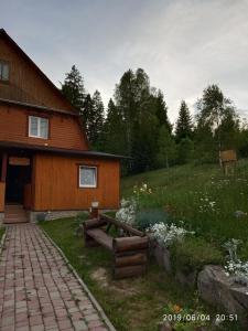 une maison avec une allée en briques à côté d'un bâtiment dans l'établissement Домашній затишок, à Slavsko 35 autres photos