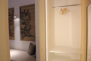 un armario blanco en una habitación con una pintura en LA FINESTRA SUL PORTO, en Palermo 28 fotos más