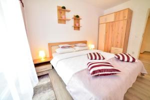 two twin beds in a room with white walls at FLH - Apartament Central Silva in Sibiu
