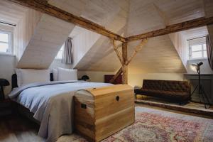 เตียงในห้องที่ Monastery Garden Bistro & Rooms