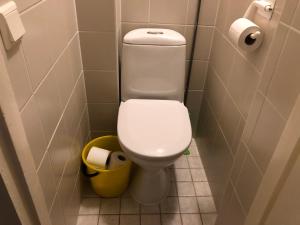bagno con servizi igienici e cestino di Sharm Sweet Studio City Center Kamppi 49 Kalevankatu a Helsinki Altre 41 foto