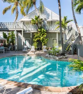 בריכת השחייה שנמצאת ב-The Cabana Inn Key West - Adult Exclusive או באזור