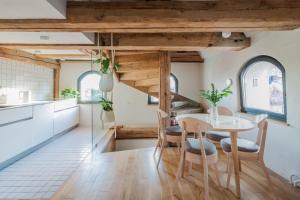 a kitchen and dining room with a table and chairs at Apartamenty Monka in Toruń