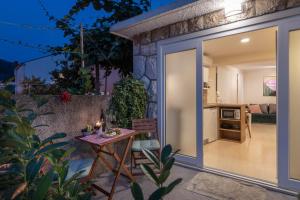 Un patio o zona al aire libre en Moa Casa