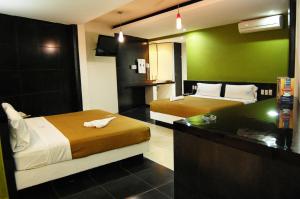 Habitación de hotel con 2 camas y barra. en Hotel Porto Novo en Veracruz
