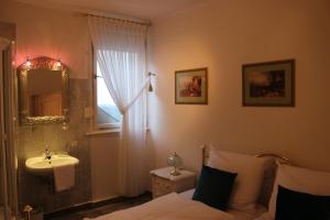 Koupelna v ubytování Hotel & Restaurant Pension Bei der Post