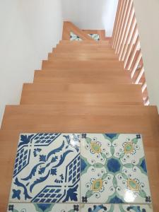 una escalera con una alfombra en el suelo con una alfombra estampada en La finestra sul cortile, en Maiori