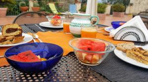 una tavola con piatti di cibo e ciotole di frutta di Casa del Geco a Paestum