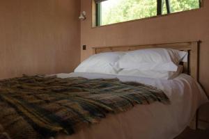 Tempat tidur dalam kamar di Birdwatcher's Cabin