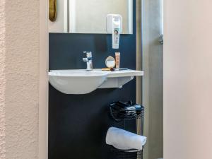 y baño con lavabo y espejo. en ibis Styles Boulogne sur Mer Centre Cathédrale, en Boulogne-sur-Mer