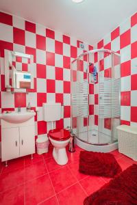 アラドにあるMia Residence Aradの赤と白のバスルーム(トイレ、シャワー付)